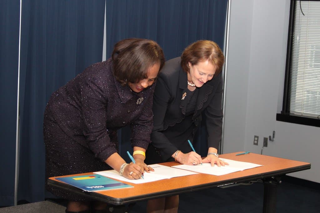 Firma de contrato en mesa de oficina, ENS para proveedores de die Verwaltung