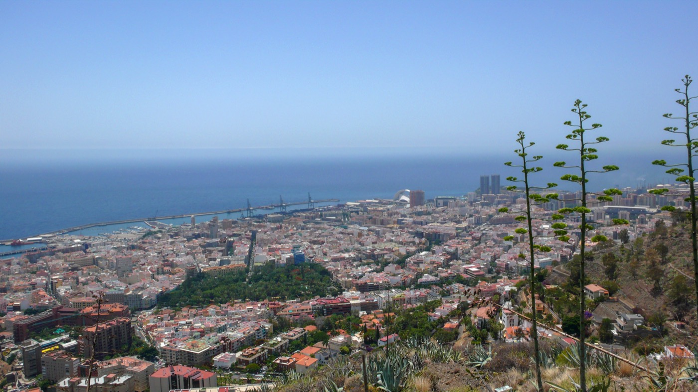 Vista del puerto de Santa Cruz de Tenerife con el Auditorio de Tenerife al fondo